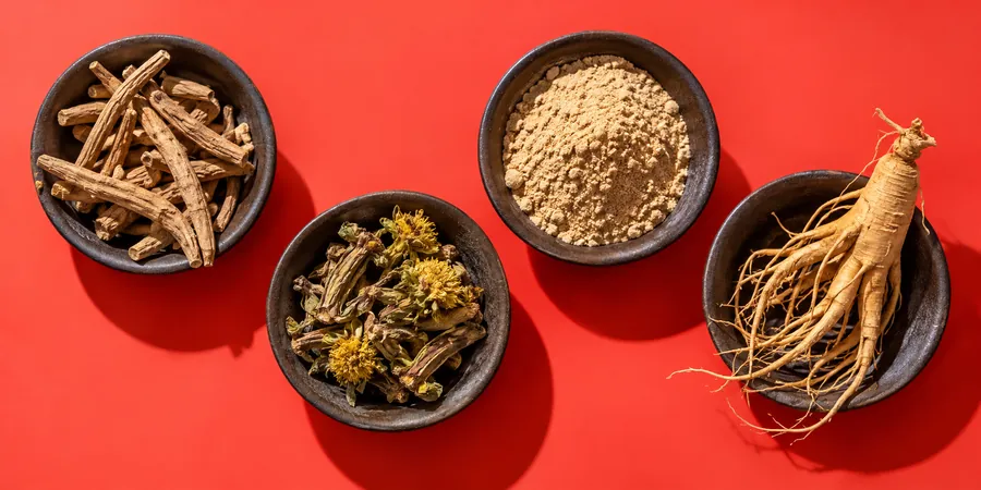 Ashwagandharot, rosenrot, maca och ginseng i små skålar