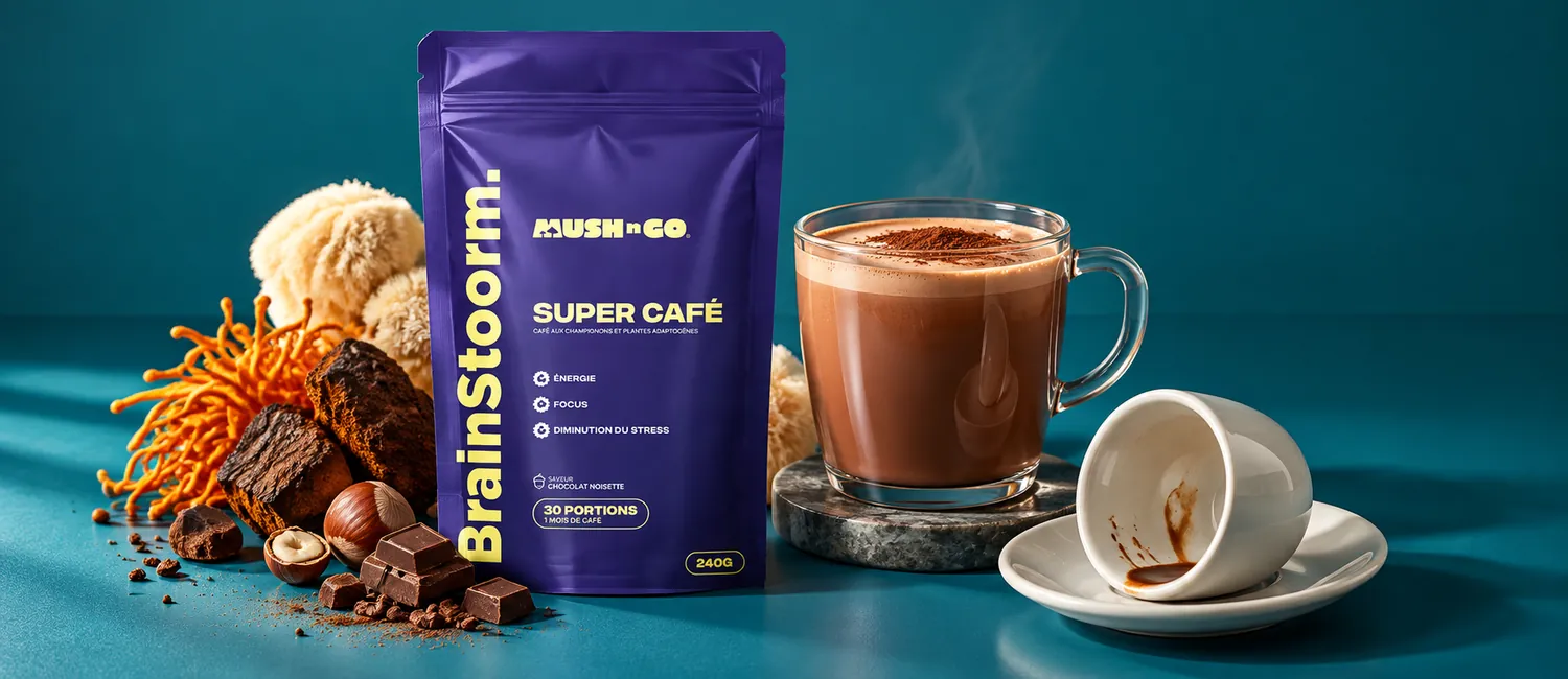 Brainstoorm från Mush N Go bredvid en tom kaffekopp och en kopp svampkaffe