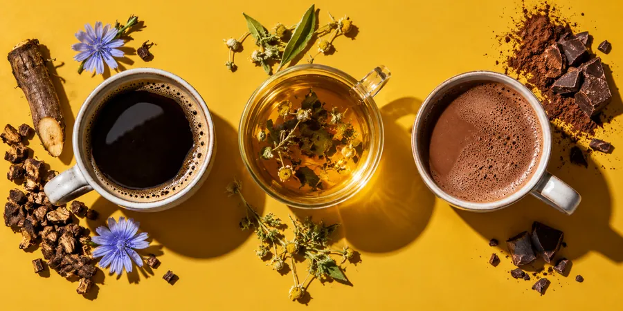 Cikoriakaffe, örtte och en kopp utan koffein på ett bord