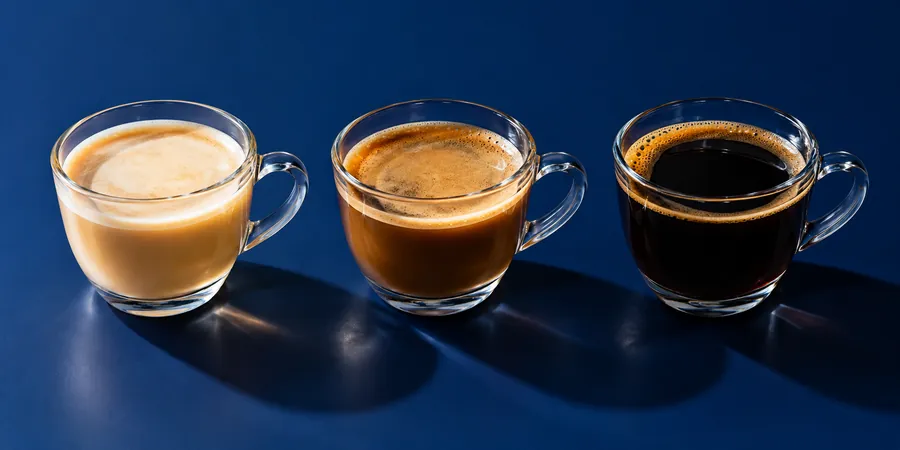 Tre koppar med olika styrka, från ljus till mörk
