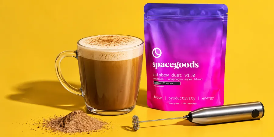 Spacegoods Rainbow Dust med en kopp och mjölkskummare